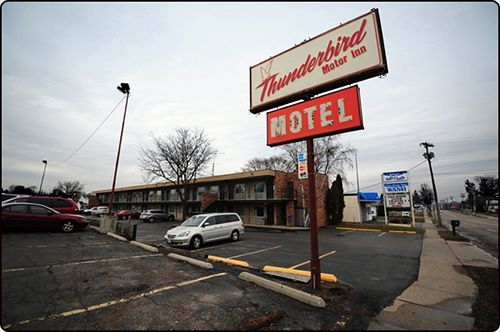 בראבו Thunderbird Motor Inn מראה חיצוני תמונה