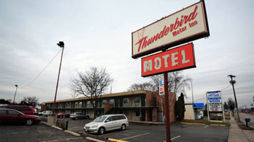 בראבו Thunderbird Motor Inn מראה חיצוני תמונה