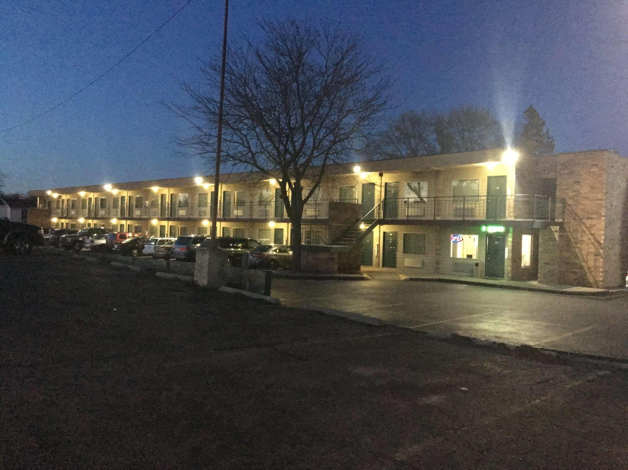 בראבו Thunderbird Motor Inn מראה חיצוני תמונה